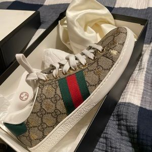 Gucci Women’s Ace GG Supreme bees sneaker